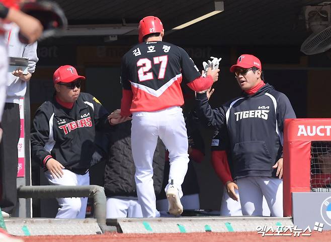 28일 오후 인천SSG랜더스필드에서 열린 '2026 신한 SOL Bank KBO리그' KIA 타이거즈와 SSG 랜더스의 경기, 1회초 1사 KIA 나성범 타석 때 득점한 김호령이 이범호 감독에게 축하를 받고 있다. 엑스포츠뉴스 DB