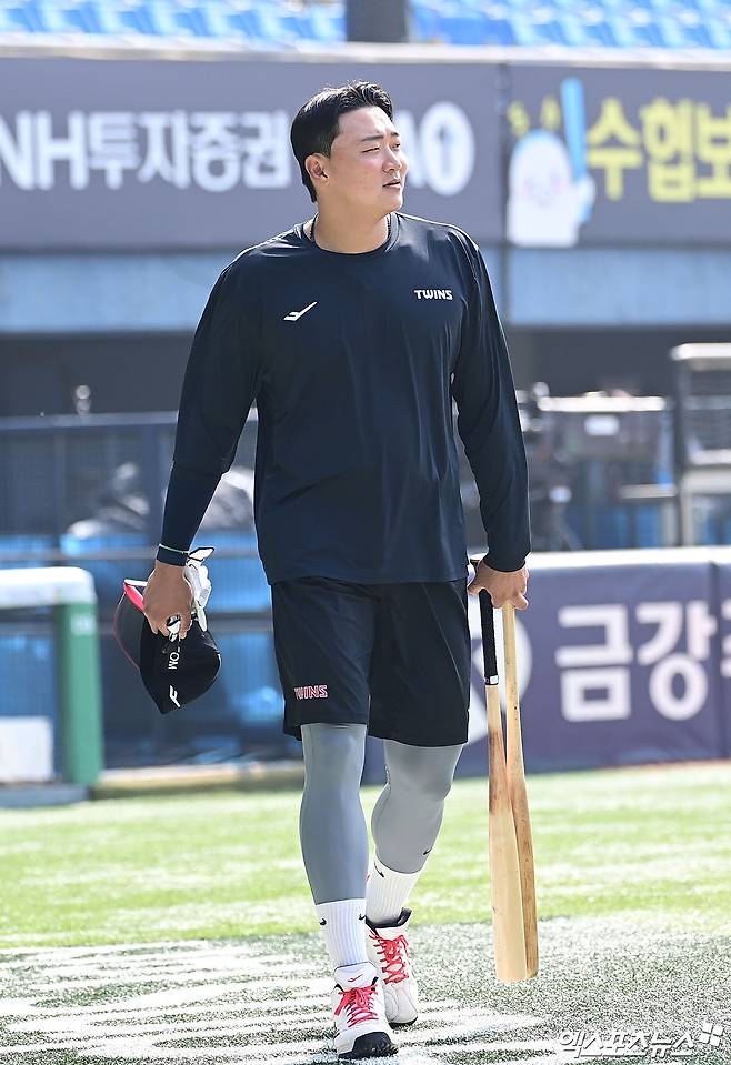 지난달 28일 오후 서울 송파구 잠실야구장에서 열리는 '2026 신한 SOL Bank KBO리그' KT 위즈와 LG 트윈스의 경기에 앞서 LG 이재원이 훈련에 나서고 있다. 엑스포츠뉴스 DB