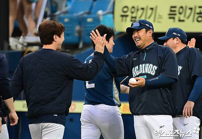 6일 오후 대구삼성라이온즈파크에서 열린 '2025 신한 SOL Bank KBO 포스트시즌' NC 다이노스와 삼성 라이온즈의 와일드카드 1차전 경기, NC가 선발투수 구창모의 7이닝 1실점 호투에 힘입어 4:1의 스코어로 승리했다.  경기 종료 후 NC 이호준 감독이 선수단과 하이파이브를 나누고 있다. 엑스포츠뉴스 DB