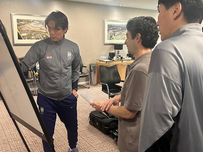 아로소 축구대표팀 코치가 지난 5일 자신의 인스타그램을 통해 홍명보 축구대표팀 코칭스태프의 회의 장면을 사진으로 공개하면서 다가오는&nbsp;2026 국제축구연맹(FIFA) 북중미 월드컵(캐나다 미국 멕시코 공동개최)을 앞두고 홍명보 감독과 함께 해 영광이라고 말했다.&nbsp;  아로소 코치는 홍명보의 리더십 하에 한국 축구대표팀에 일해 영광이다. 그의 업무 역량과 헌신은 엄청나다라며 코칭스태프와 함께 일하며 나는 월드컵에서 좋은 경기력을 내기 위해 홍 감독과 그의 결정을 지원하려고 최선을 다해 헌신하고 있다라고 밝혔다.&nbsp;아로소