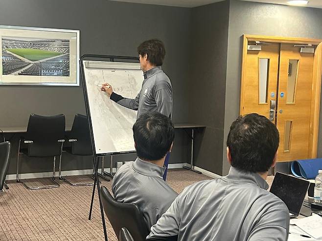 아로소 축구대표팀 코치가 지난 5일 자신의 인스타그램을 통해 홍명보 축구대표팀 코칭스태프의 회의 장면을 사진으로 공개하면서 다가오는&nbsp;2026 국제축구연맹(FIFA) 북중미 월드컵(캐나다 미국 멕시코 공동개최)을 앞두고 홍명보 감독과 함께 해 영광이라고 말했다.&nbsp;  아로소 코치는 홍명보의 리더십 하에 한국 축구대표팀에 일해 영광이다. 그의 업무 역량과 헌신은 엄청나다라며 코칭스태프와 함께 일하며 나는 월드컵에서 좋은 경기력을 내기 위해 홍 감독과 그의 결정을 지원하려고 최선을 다해 헌신하고 있다라고 밝혔다.&nbsp;아로소