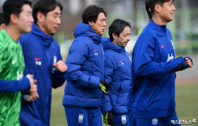 아로소 축구대표팀 코치가 지난 5일 자신의 인스타그램을 통해 홍명보 축구대표팀 코칭스태프의 회의 장면을 사진으로 공개하면서 다가오는&nbsp;2026 국제축구연맹(FIFA) 북중미 월드컵(캐나다 미국 멕시코 공동개최)을 앞두고 홍명보 감독과 함께 해 영광이라고 말했다.&nbsp;  아로소 코치는 홍명보의 리더십 하에 한국 축구대표팀에 일해 영광이다. 그의 업무 역량과 헌신은 엄청나다라며 코칭스태프와 함께 일하며 나는 월드컵에서 좋은 경기력을 내기 위해 홍 감독과 그의 결정을 지원하려고 최선을 다해 헌신하고 있다라고 밝혔다.&nbsp;엑스포츠뉴스DB