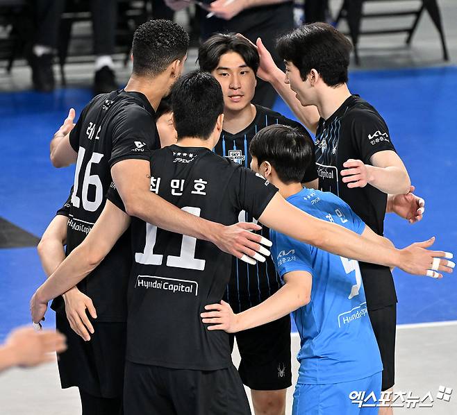 필립 블랑 감독이 이끄는 현대캐피탈이 6일 천안 유관순체육관에서 열린 진에어 2025-2026 V리그 남자부 챔피언 결정전(5전 3승제, 대한항공 2승) 3차전에서 대한항공을 꺾고 승부를 오는 8일 같은 장소에서 열리는 4차전까지 이어가게 됐다. 사진 김한준 기자