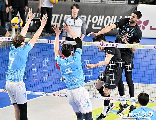 남자 프로배구 현대캐피탈의 외국인 선수 레오가 6일 천안 유관순체육관에서 열린 진에어 2025-2026 V리그 남자부 챔피언 결정전(5전 3승제, 대한항공 2승) 3차전에서 양 팀 최다 득점을 기록, 팀 승리를 이끌었다. 사진 김한준 기자