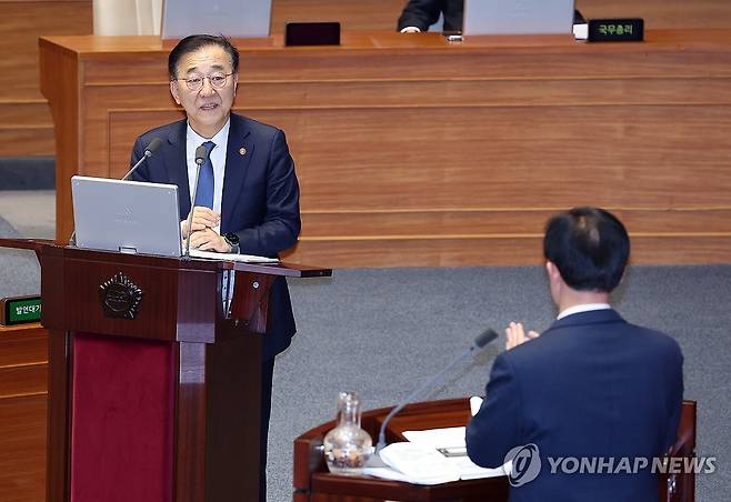 경제 분야 대정부질문 답변하는 김윤덕 국토교통부 장관 (서울=연합뉴스) 배재만 기자 = 김윤덕 국토교통부 장관이 10일 국회 본회의장에서 열린 경제 분야 대정부질문에서 국민의힘 이만희 의원의 질문에 답하고 있다. 2026.2.10 scoop@yna.co.kr