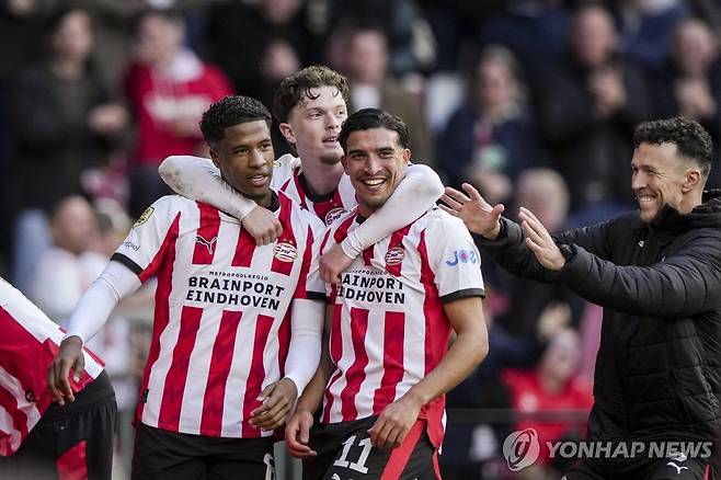 승리를 기뻐하는 PSV 에인트호번 선수들 [EPA=연합뉴스]