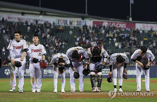 LG, 기다렸던 시즌 첫승 (서울=연합뉴스) 이지은 기자 = 1일 서울 송파구 잠실야구장에서 열린 프로야구 KIA와 LG의 경기. 7대2로 이긴 LG 선수들이 관중석을 향해 인사하고 있다. 2026.4.1 jieunlee@yna.co.kr