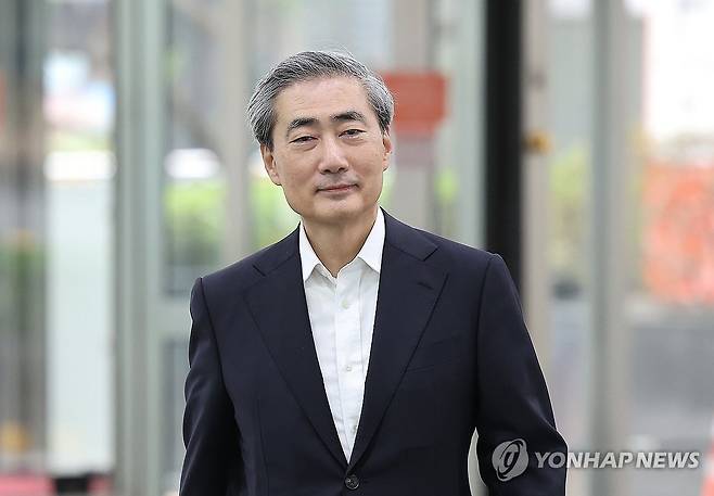 출근하는 신현송 한국은행 총재 후보자 (서울=연합뉴스) 김주형 기자 = 신현송 한국은행 총재 후보자가 6일 서울 중구 한화금융플라자에 마련된 인사청문회 준비사무실로 출근하고 있다. 2026.4.6 kjhpress@yna.co.kr