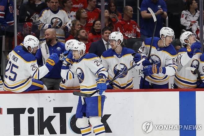 15시즌 만에 플레이오프에 진출한 NHL 버펄로 선수단 Imagn Images