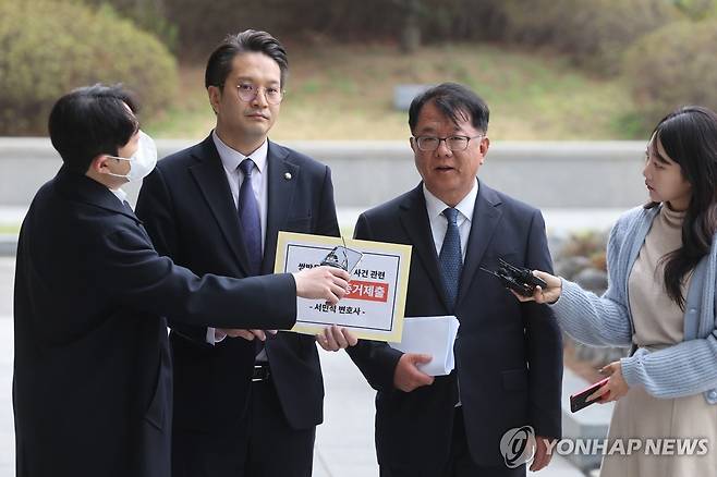 민주당, 박상용 검사 녹취 증거 제출 기자회견 (서울=연합뉴스) 박동주 기자 = 6일 서울고등검찰청 앞에서 더불어민주당 전용기 의원과 서민석 변호사가 쌍방울 대북송금 사건 관련 박상용 검사 녹취 증거 제출 기자회견을 하고 있다. 2026.4.6 pdj6635@yna.co.kr