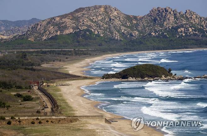 고성통일전망대에서 바라본 북측 해금강 [연합뉴스 자료사진]