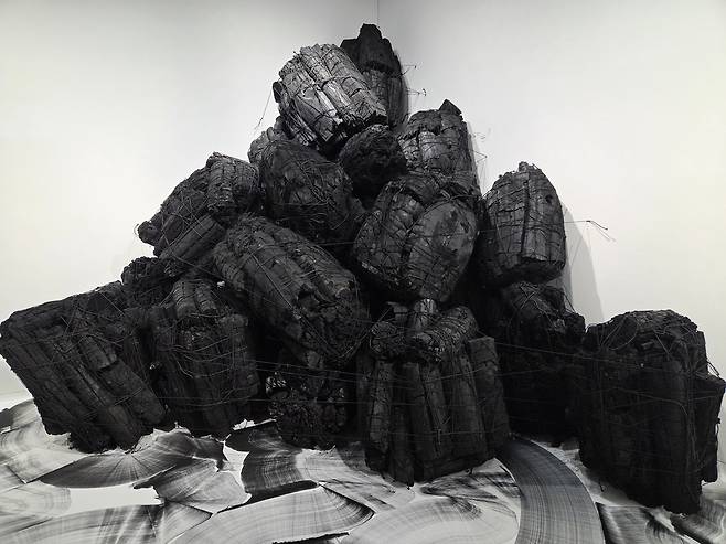 이배 개인전 '앙 아탕당: 기다리며'(En attendant) 전시 전경 (원주=연합뉴스) 박의래 기자 = 강원도 원주 뮤지엄 산에서 열리는 이배 개인전 '앙 아탕당: 기다리며' 전시 전경. 2026.4.6. laecorp@yna.co.kr