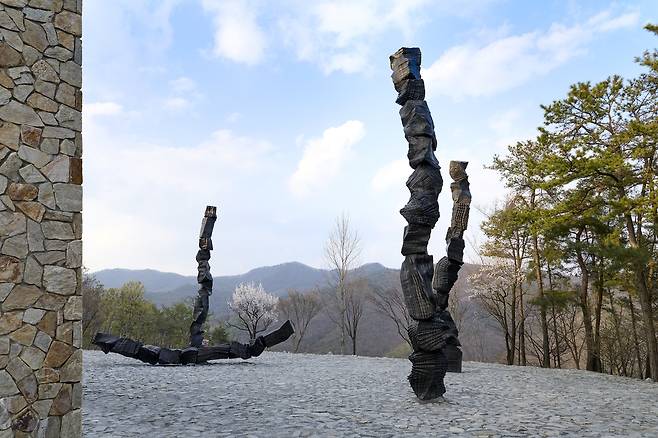 뮤지엄 산 야외 전시장 '무의 공간' 뮤지엄 산 야외 전시장 '무의 공간'에 이배의 '붓질' 연작 조각 작품.
[뮤지엄 산 제공. 재판매 및 DB 금지]