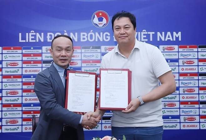 계약 연장한 이운재 베트남 축구대표팀 골키퍼 코치(오른쪽). [디제이매니지먼트 제공. 재판매 및 DB 금지]