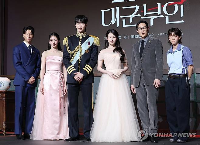 포즈 취하는 '21세기 대군부인' 출연진 (서울=연합뉴스) 이재희 기자 = 6일 서울 강남구 조선팰리스호텔에서 열린 MBC 드라마 '21세기 대군부인' 제작발표회에서 출연진이 포즈를 취하고 있다. 2026.4.6 scape@yna.co.kr