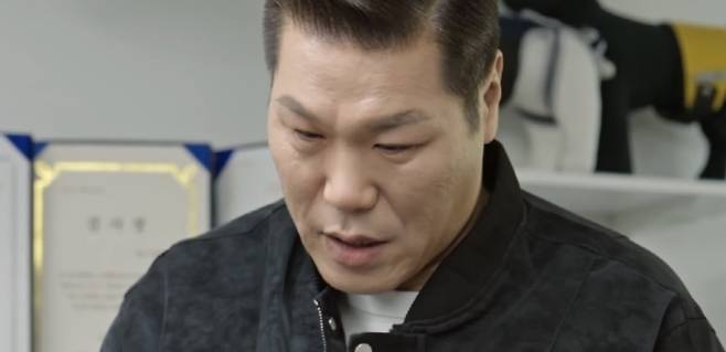 서장훈이 뒷다리 마비 유기견의 휠체어 착용에 눈물을 쏟는다. /사진제공=EBS