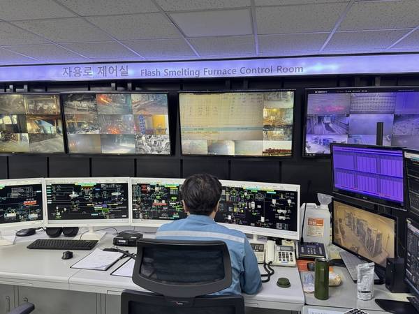 LS MnM 제련1공장 제어실에서 원격으로 용광로를 제어하고 있는 모습. /LS 제공