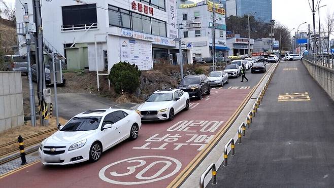 ▲ 지난 6일 오전 용인시 기흥구 삼성2로 42번길 일대 도로가 차량정체로 주차장으로 변한 모습. 이는 어린이집 등원 차량 500~600여 대가 일시에 몰려 주차 수요를 감당할 수 없어서 일어나는 현상으로 나타났다. /김종성 기자 jskim3623@incheonilbo.com
