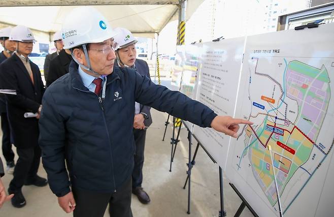 ▲ 유정복 인천시장이 7일 오전 계양구 계양테크노밸리 공사 현장을 찾아 사업 추진 현황을 보고받고 있다. /박준엽 수습기자 jun010209@incheonilbo.com