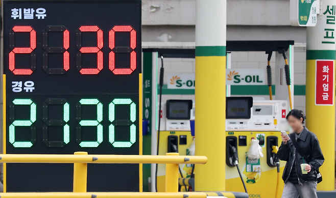 ▲ 중동 전쟁 장기화로 국제 유가가 상승하면서 인천 지역 서민경제가 직격탄을 맞고 있다. 지난달 인천 한 주유소에 유류 가격이 표시돼 있다. /인천일보DB
