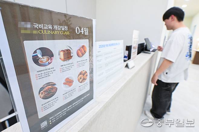 최근 인문계고 학생들이 졸업 직전 직업훈련을 선택하는 사례가 나타나고 있는 가운데 수원시 한 실용전문학교에서 학생이 학원에 등록하고 있다. 임채운기자