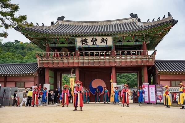 화성행궁 정문인 신풍루 앞에서 장용영 수위의식이 진행되고 있다.