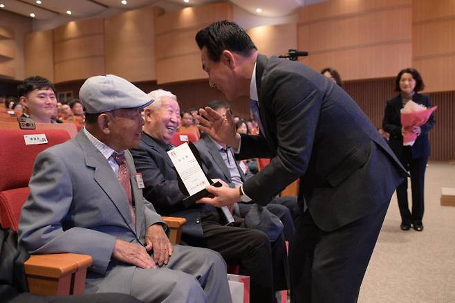 백성현 논산시장이 어르신 복지 증진에 기여한 윤석성 강경읍분회장, 강대혁 연산면분회장, 이재철 가야곡면분회장 및 시니어클럽 소속 어르신 등 5명에게 감사패를 전달하고 있다.(사진=논산시 제공)