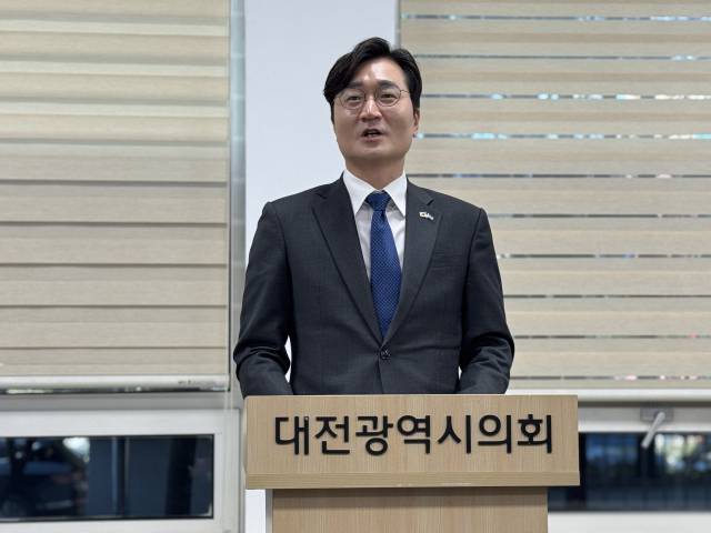 장철민 국회의원(더불어민주당·대전 동구)이 7일 대전시의회 기자실에서 기자회견을 하고 있다. 사진=권오선 기자