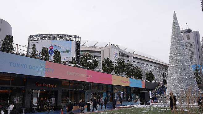 일본 도쿄돔과 연결된 상가 모습. 도쿄돔은 물론 어트랙션 구간과도 연결돼 있다.
