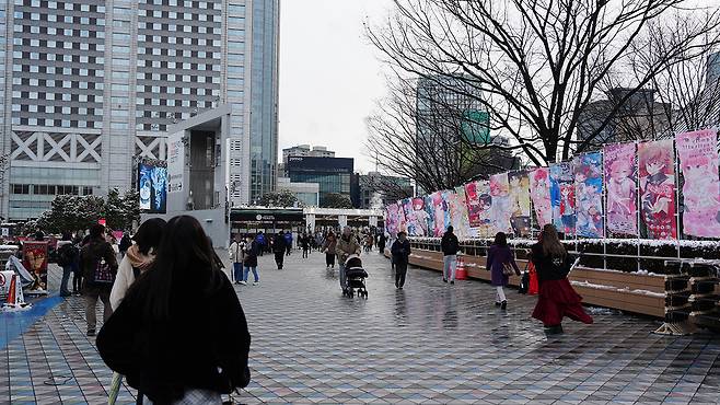 공연을 보기 위해 일본 도쿄돔 상가를 지나 도쿄돔 입구로 진입하는 모습.