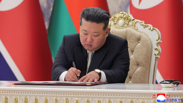 김정은 북한 국무위원장이 지난 26일 알렉산드르 루카셴코 벨라루스 대통령과 정상회담을 하고 '조선민주주의인민공화국과 벨라루스공화국사이의 친선 및 협조에 관한 조약' 조인식을 진행했다고 조선중앙통신이 27일 보도했다. 연합뉴스