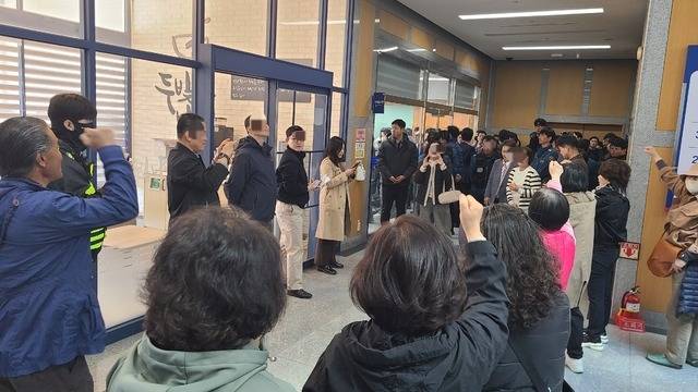 김관영 지지자들이 7일 이원택 기자회견장 앞에서 “이원택 각성하라”며 구호를 외치고 있다.