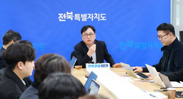 7일 전북특별자치도청 기자실을 방문한 이정환 에코프라임마린퍼시픽 상무가 군산조선소 실사와 관련해 설명하고 있다. 전북도