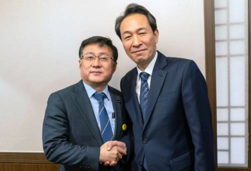 ◇더불어민주당 우상호 강원지사 예비후보(사진 오른쪽)가 최근 서울에서 김성환 기후에너지환경부 장관과 만나 강원 현안에 대해 논의했다.