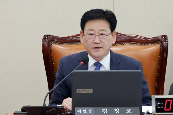 7일 국회에서 열린 기후에너지환경노동위원회 전체회의에서 위원장인 더불어민주당 김정호 의원이 인사말을 하고 있다. /연합뉴스