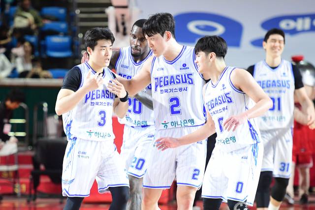 프로농구 대구 한국가스공사 페가수스 선수들이 경기 도중 환호하고 있다. KBL 제공