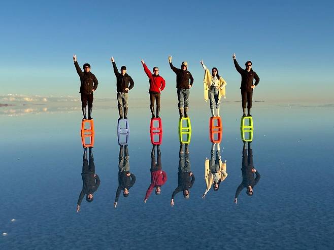 우유니 소금 사막에 선 사람들. /필자 제공