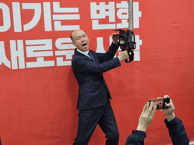 국민의힘 공천관리위원회로부터 대구시장 경선에서 컷오프(경선배제)된 김한구 전 달성군 새마을협의회 감사가 7일 국민의힘 대구시당 3층 회의실에서 무소속 출마를 선언하며 전기톱을 들어 보이고 있다. /경북매일 DB