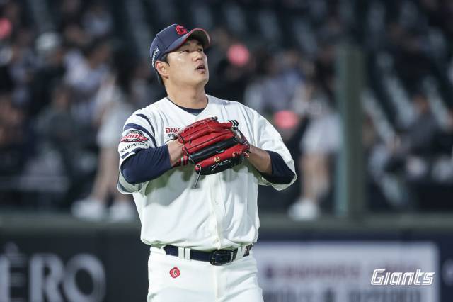 롯데가 7연패 수렁에 빠졌다. 7일 롯데 선발 투수 나균안은 4이닝 2실점으로 비교적 호투했으나 시즌 첫 패전을 떠안았다. 롯데 자이언츠 제공