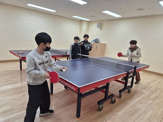 ▲ 군위군 청소년허브센터 내 '청소년문화의 집'에서 청소년들이 탁구장 치고 있다. 군위군 제공
