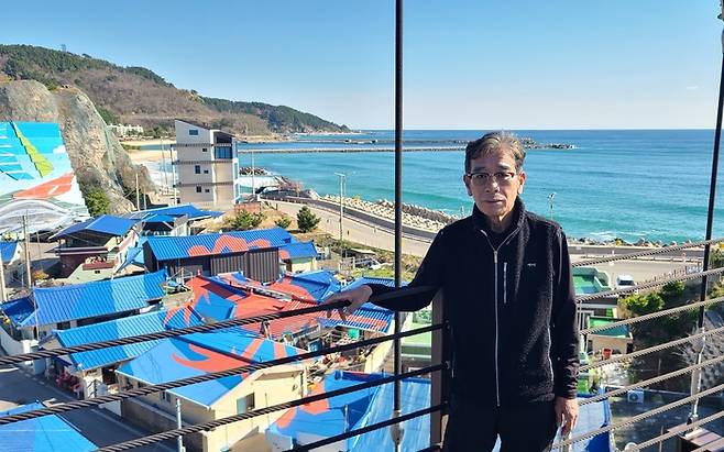 정두화 전 울진 도시재생회장이  출렁다리위에서 본지와 인터뷰 모습<원형래기자>