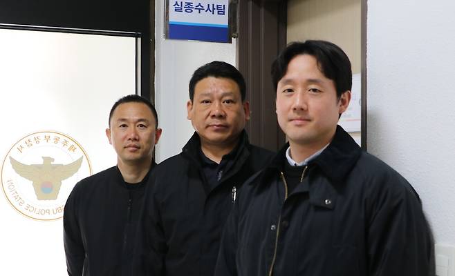 제주동부경찰서 형사과 실종수사팀. 왼쪽부터 현동훈 경위, 김형수 경감, 김성규 경장은 지난해 3월부터 팀에 합류해 실종 사건을 처리하고 있다.