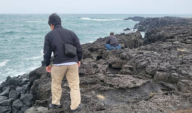 김성규 경장이 해안가에서 실종자 수색을 하고 있는 모습.