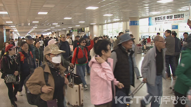 7일 오전 제주국제공항 도착 대합실이 관광객들로 북적이고 있다.