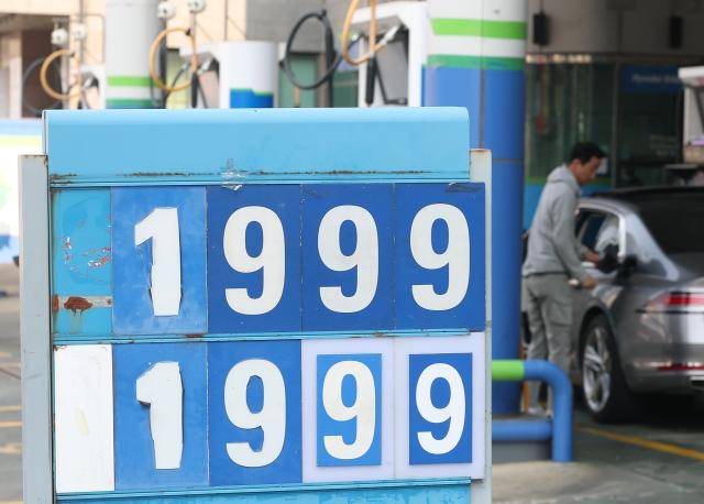 지난 2일 서울 시내 한 주유소에 휘발유·경유 가격 안내문이 놓여 있다. [사진=연합뉴스]
