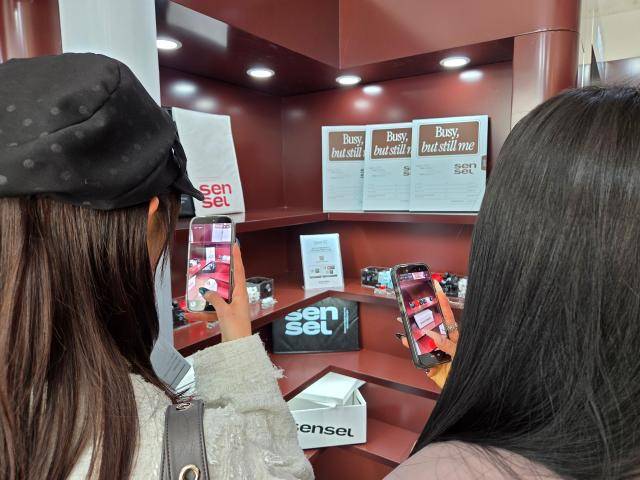 고객들이 서울 성동구 ‘517랩’에서 열린 센슬 팝업스토어에서 기념사진을 찍고 있다. [사진=조재형 기자]