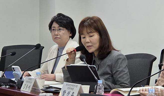 7일 오전 국회에서 진행된 '영케어러 관점에서 본 위기아동청년법 시행의 쟁점과 과제' 토론회에서 발언하고 있는 김송이 신라대학교 사회복지학과 교수의 모습이다. / 사진=이민지 기자