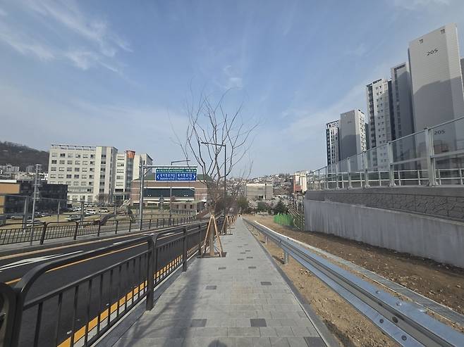 ▲서울 서대문구 북아현동 일대 신설 도로(북아현 과선교 인근). 경의중앙선으로 단절됐던 구간이 연결되며 보행·차량 동선이 개선된 모습이다. 사진=장혜원 기자