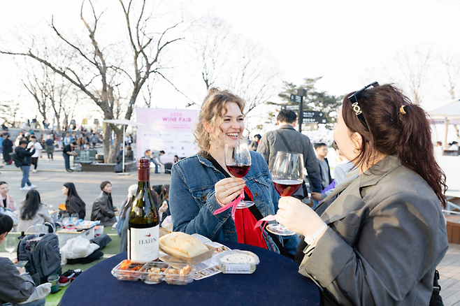 ▲2026 남산 와인페어에서 외국인들이 와인을 마시고 있다. 사진=CJ푸드빌