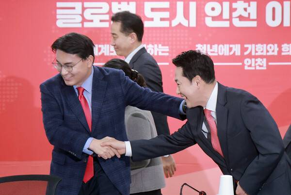 국민의힘 장동혁 대표가 6일 인천 남동구 인천시당에서 열린 현장 최고위원회의에 참석해 같은 당 윤상현 의원과 인사하고 있다. 2026.4.6. 연합뉴스